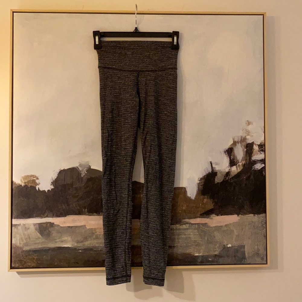 Like new! Gray herringbone lululemon wunder unders size 6